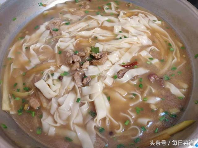 面条这样做,怎样吃都不腻,做法介绍详细,一次一大碗不够吃