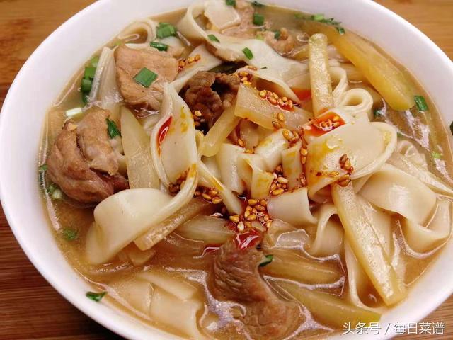 面条这样做，怎样吃都不腻，做法介绍详细，一次一大碗不够吃