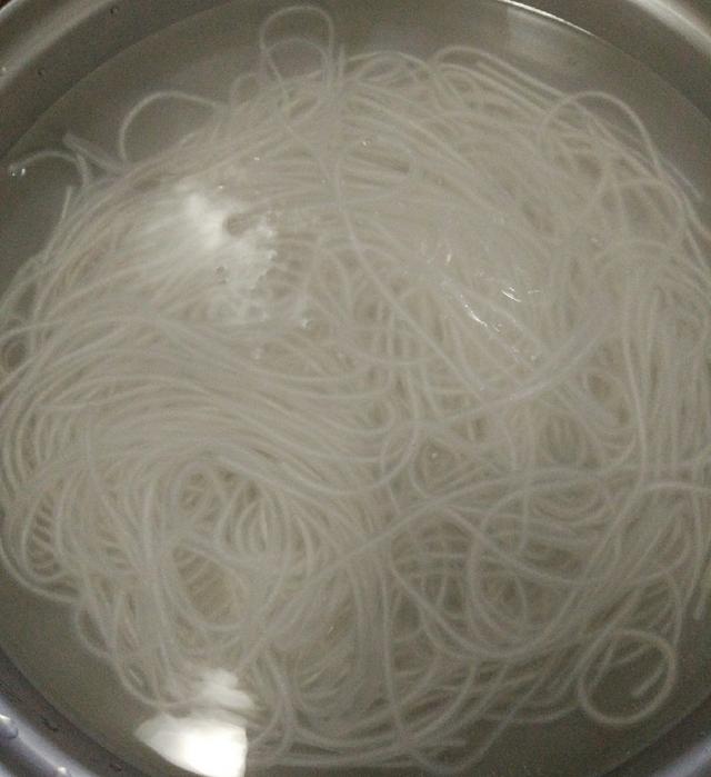 重庆人教你酸辣粉做法,知道这个独门秘方,吃完绝对上瘾