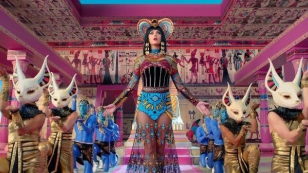 《Dark Horse》MV 截图