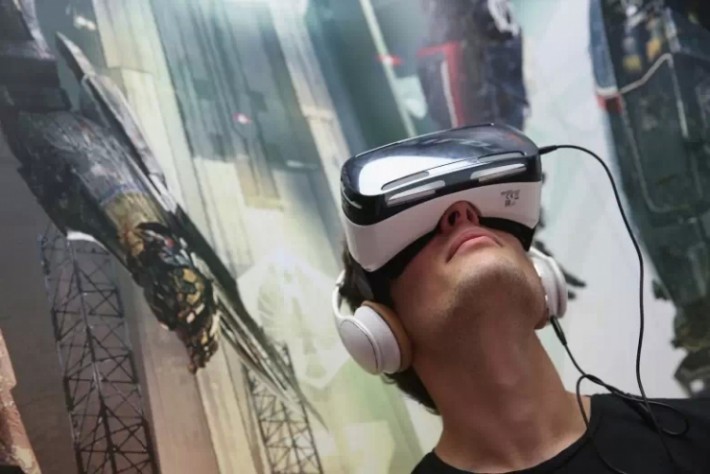 VR的价值为什么高于智能硬件？因为涉及到5-10年后的流量分发权
